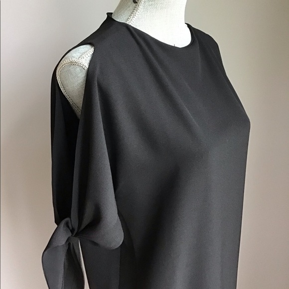 RW&CO Peekaboo Shoulder Shift Dress - Picture 3 of 8